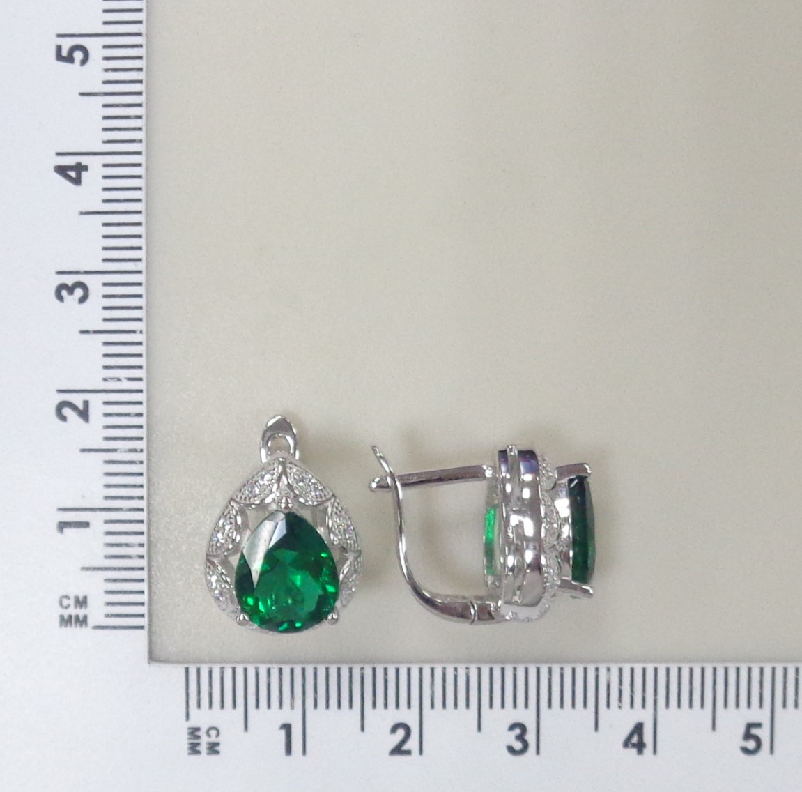 Серебряные серьги с выращенными изумрудами